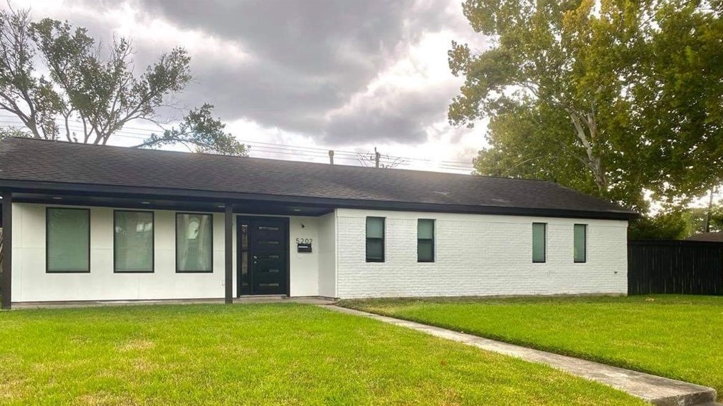 5202 Beechnut St, Houston TX  77096-1422 exterior