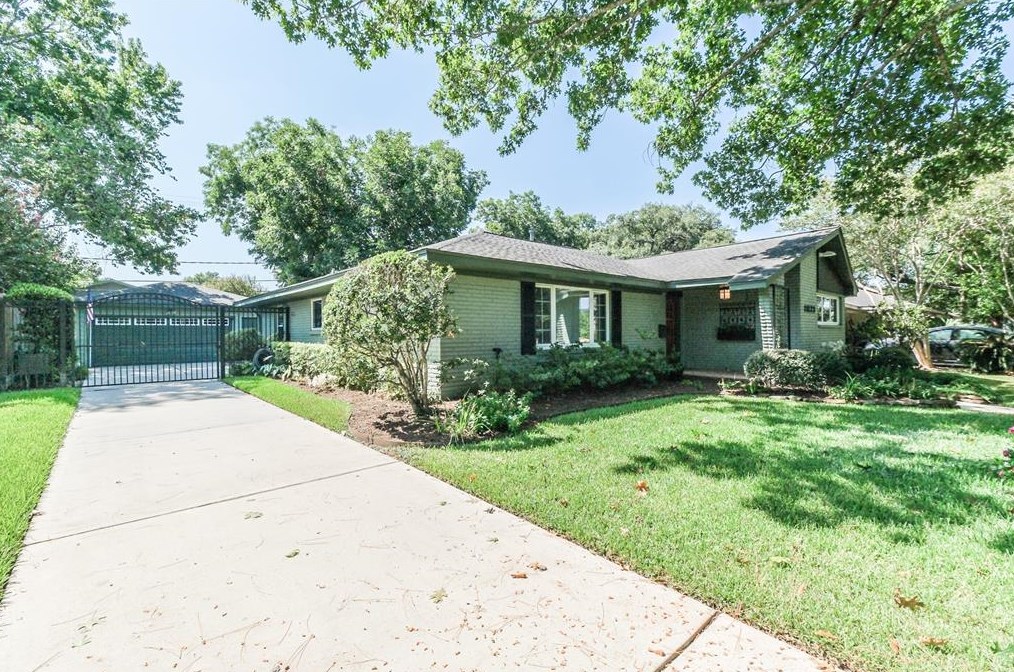 11123 Cedarhurst Dr, Houston, TX 77096-6206