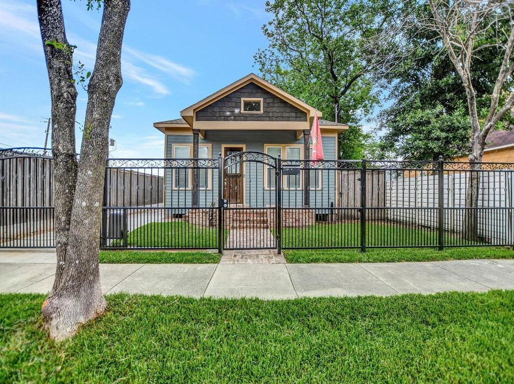 2206 Keene St, Houston TX  77009-8020 exterior