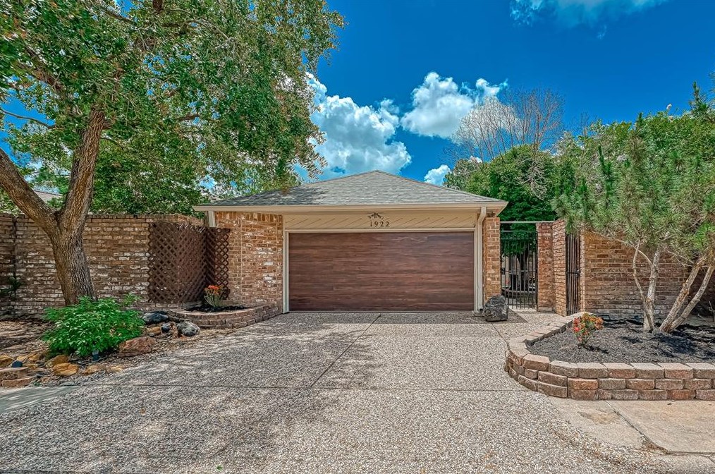 1922 Pepper Hill Way, Houston, TX 77058-2319
