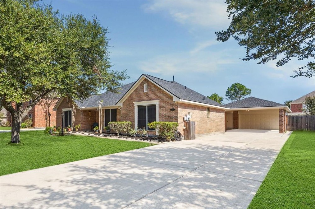 110 Meadow Gate Dr, League City, TX 77573