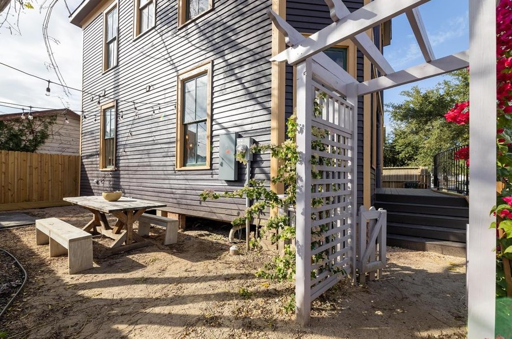 1311 37 St, Galveston TX 77550-6747 exterior