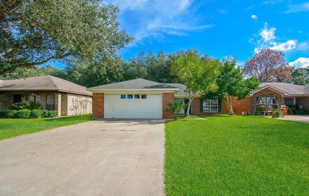 2712 Sue St, Jones Creek, TX 77437-2163