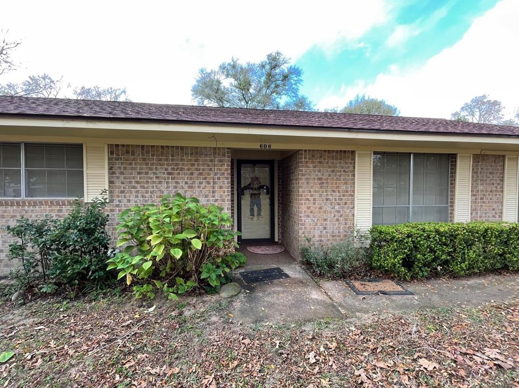 606 Maple St, Denson Spring, TX 75844-2305