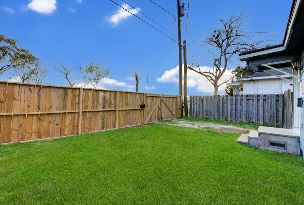 305 41st St, Houston TX  77022-4679 exterior