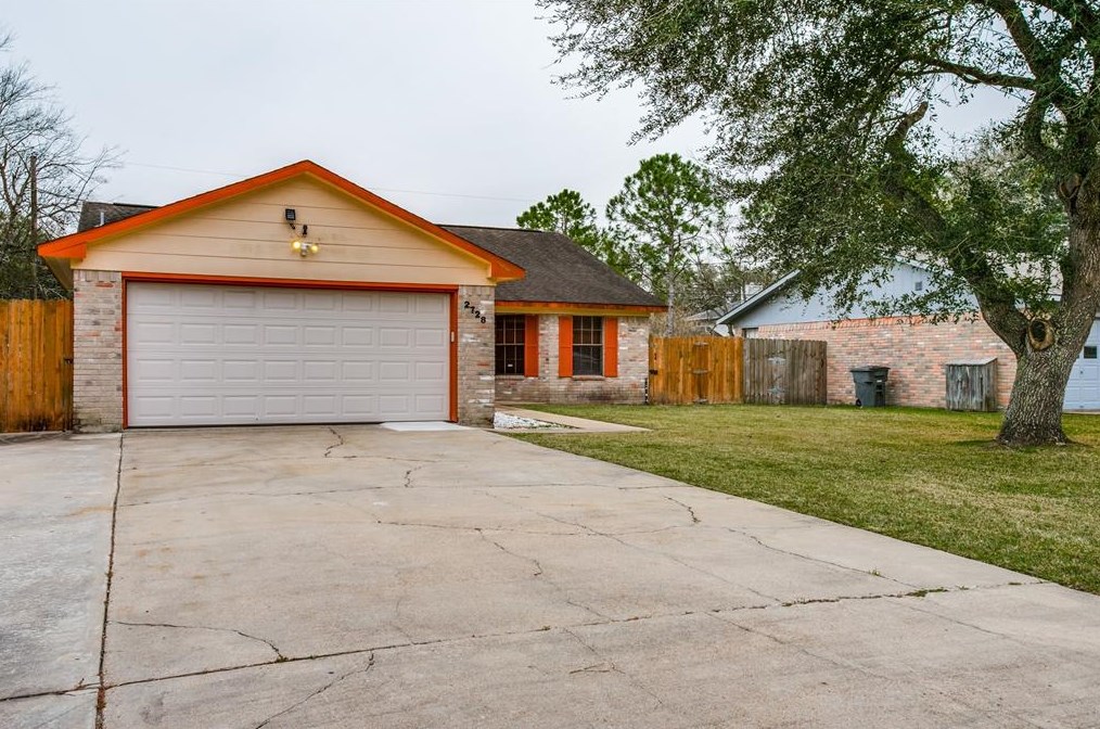 2728 Golden Ave, Bay City, TX 77414-2708