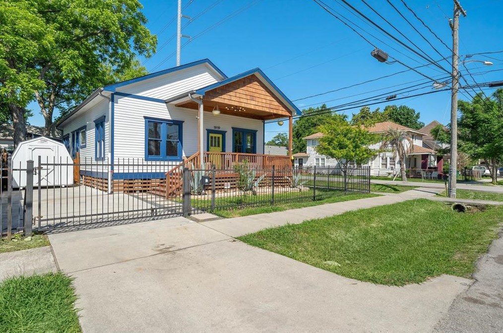 1919 Gentry St, Houston, TX 77009-8453