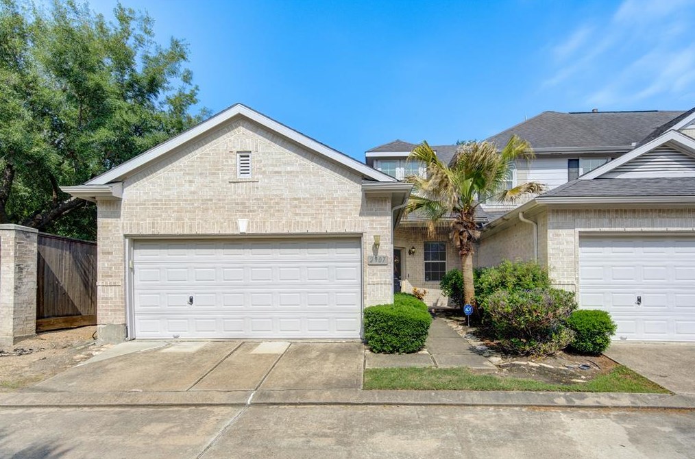 2907 Meadowglen Cv, Houston, TX 77082-6865