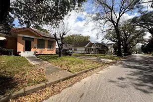 1613 Orange St, Beaumont, TX 77701 - Photo 2