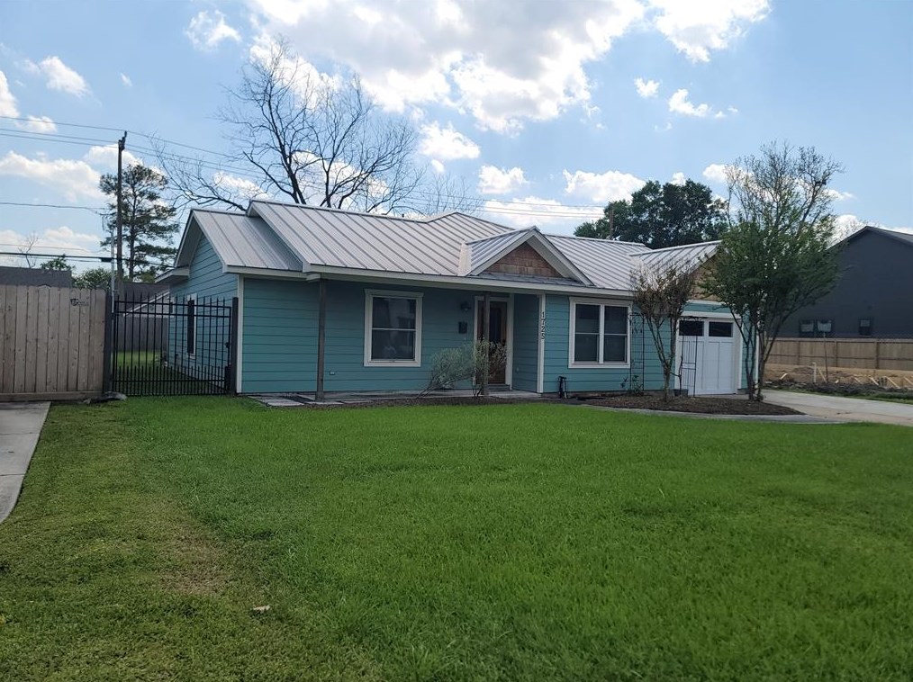 1725 Woodcrest Dr, Houston, TX 77018