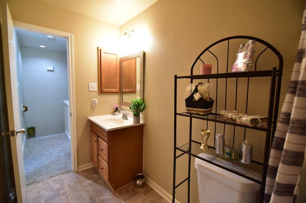 8114 Singing Sonnet Ln, Houston TX  77072-0128 exterior