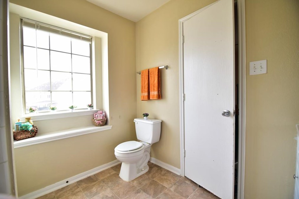 8114 Singing Sonnet Ln, Houston TX  77072-0128 exterior