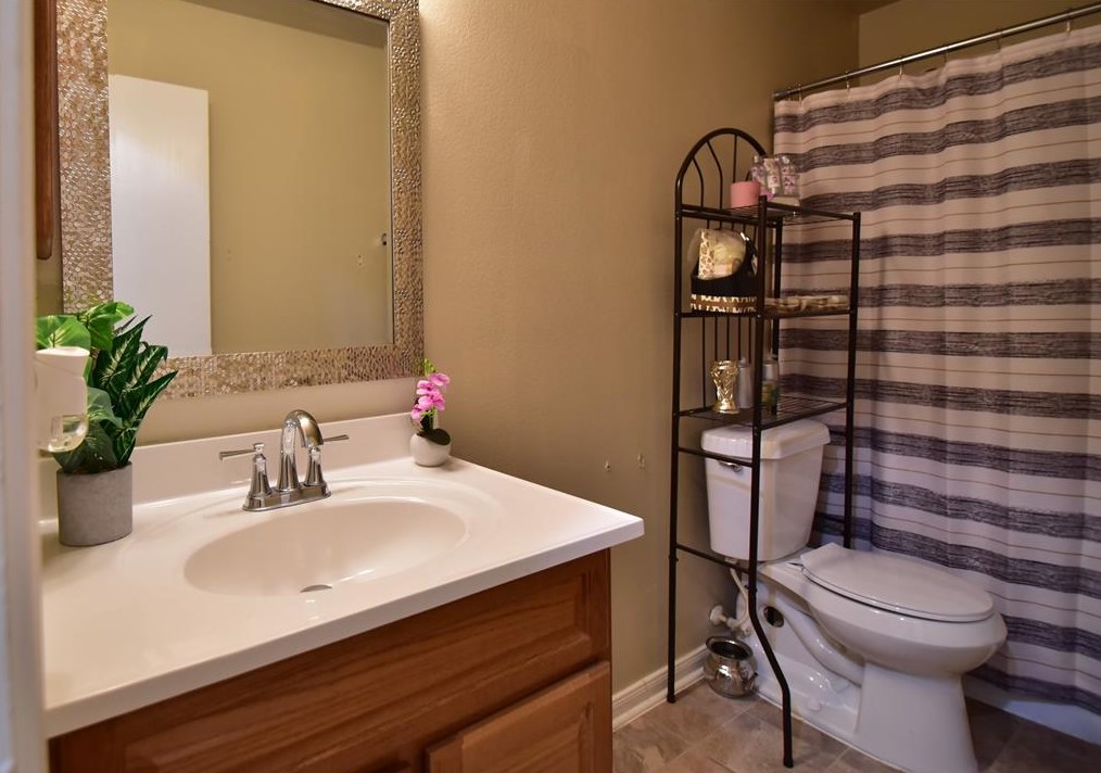 8114 Singing Sonnet Ln, Houston TX  77072-0128 exterior