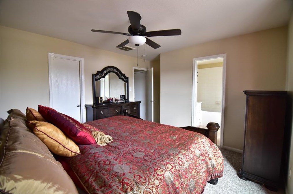 8114 Singing Sonnet Ln, Houston TX  77072-0128 exterior