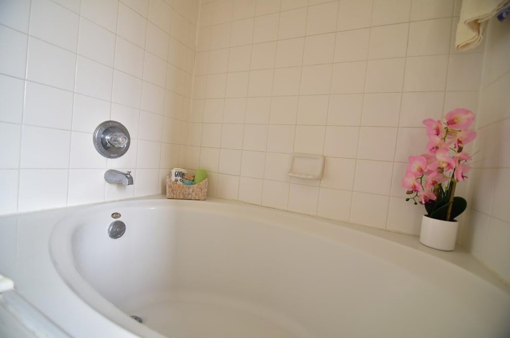 8114 Singing Sonnet Ln, Houston TX  77072-0128 exterior