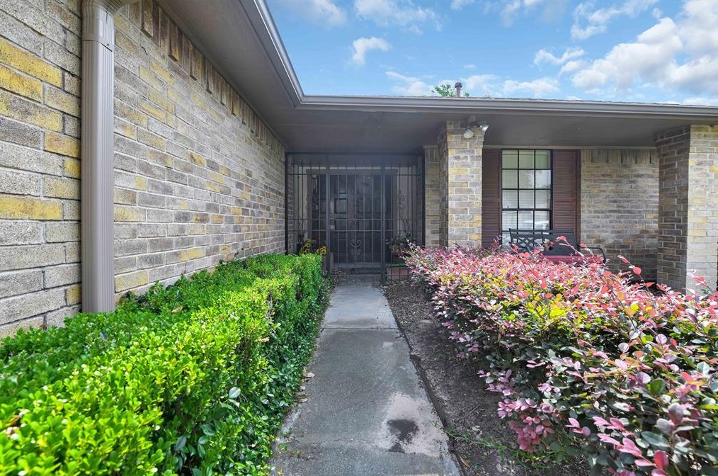 8826 Parkcrest Forest Dr, Houston, TX 77088-1251