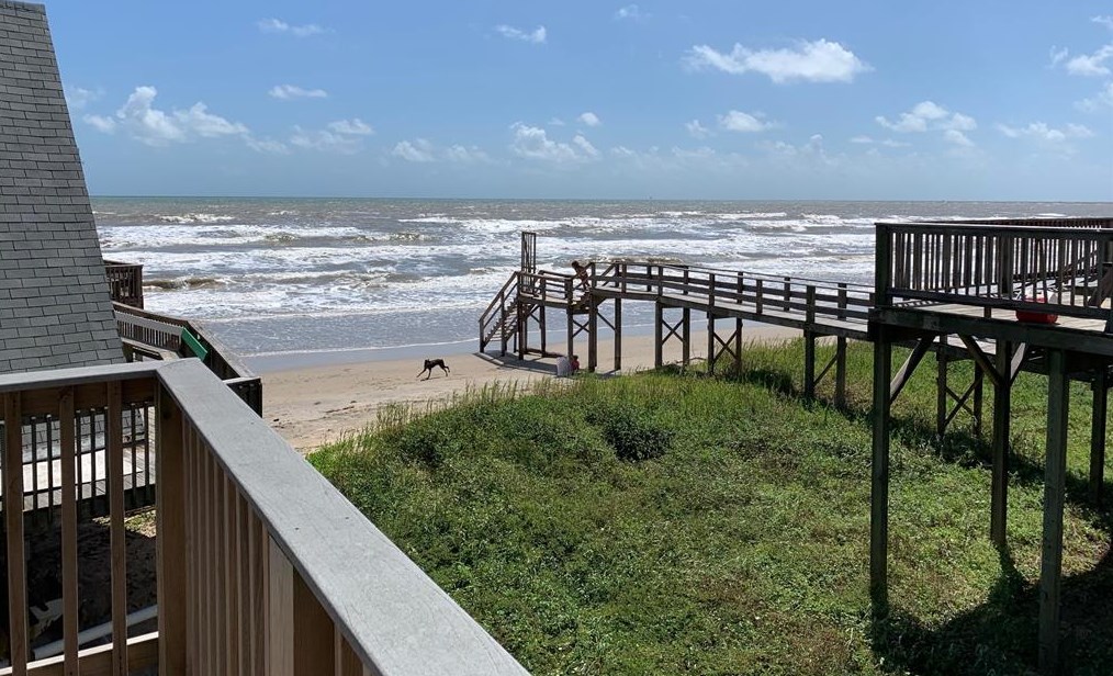 103 Beach Dr, Jones Creek, TX 77541
