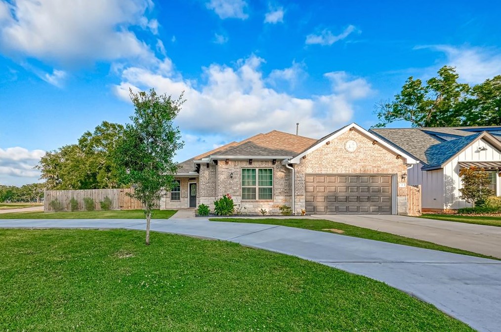 3 N Ridgewood Ct, West Columbia, TX 77486
