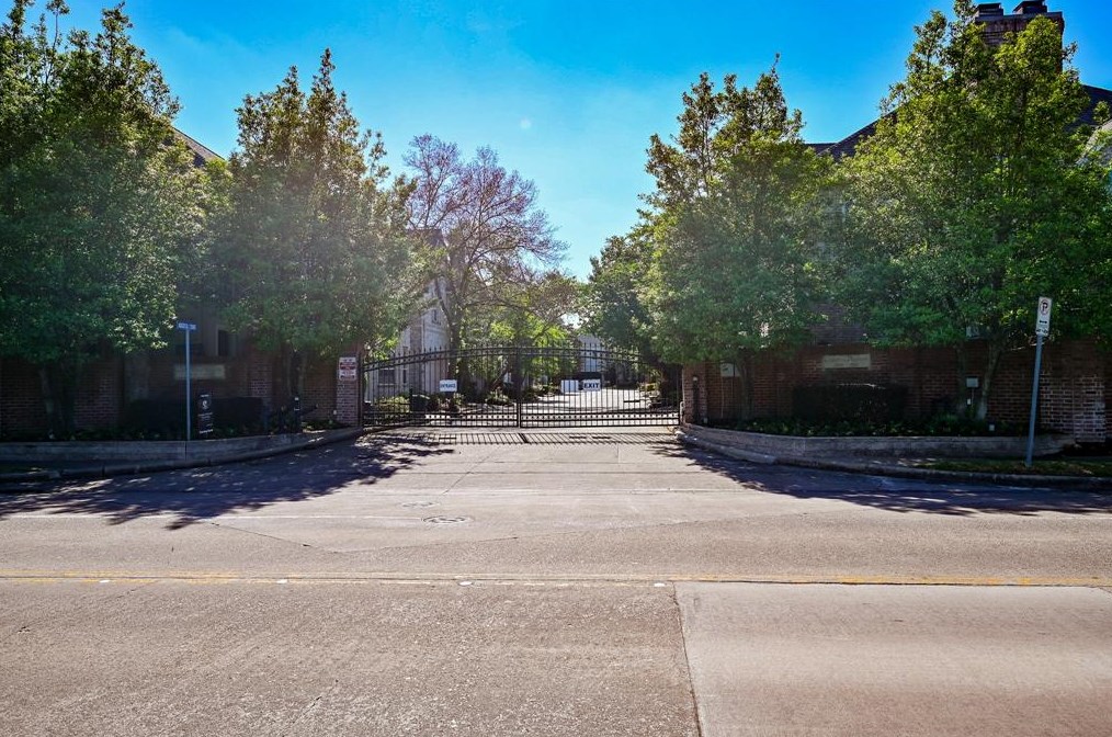 5826 Augusta Ct, Houston, TX 77057