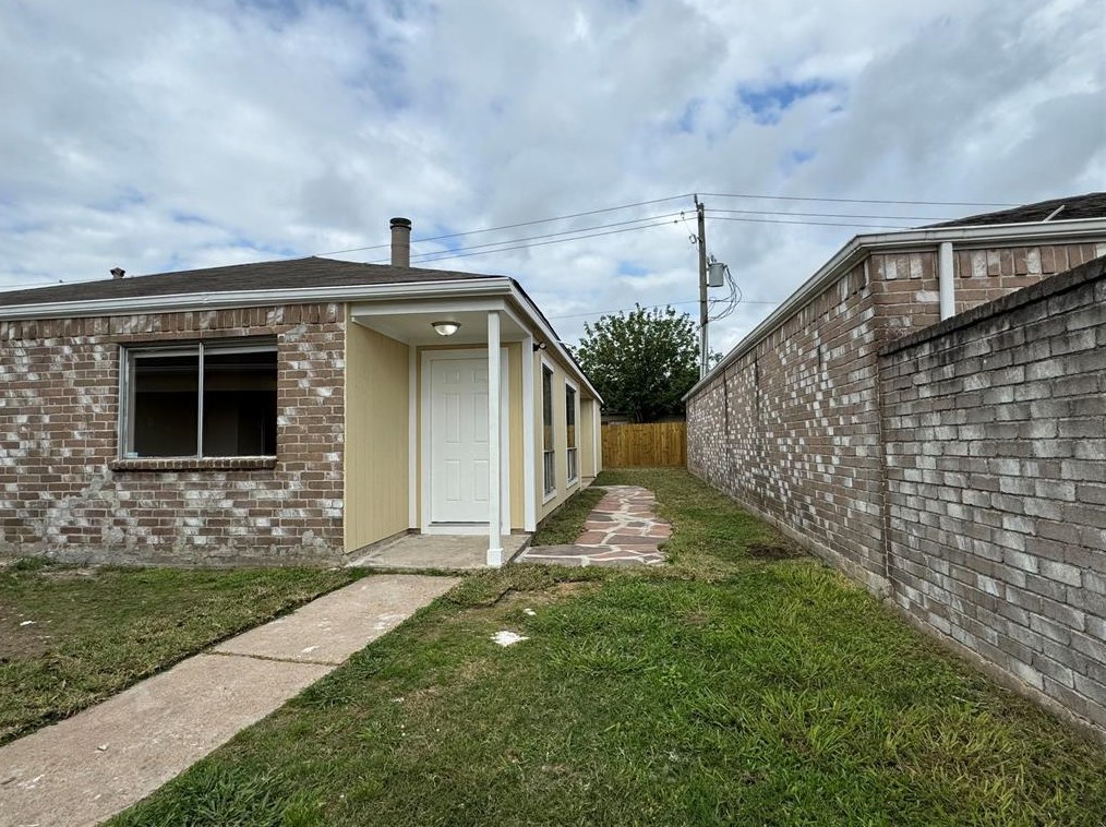 9318 Wellsworth Dr, Houston TX  77083-6160 exterior