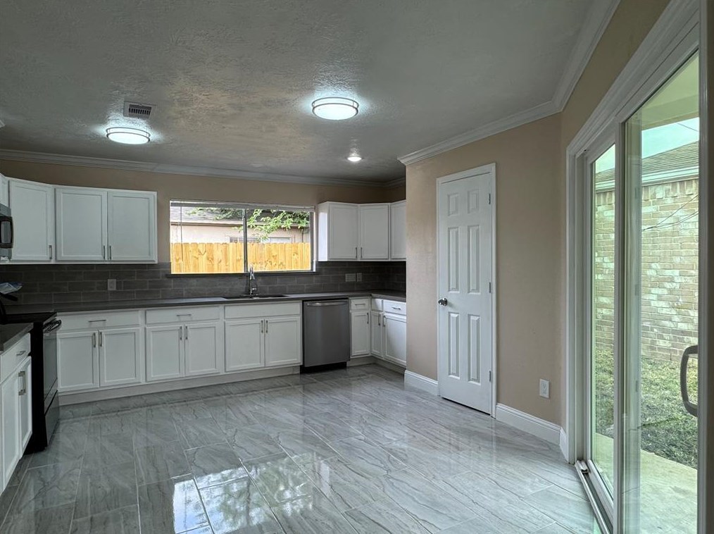 9318 Wellsworth Dr, Houston TX  77083-6160 exterior