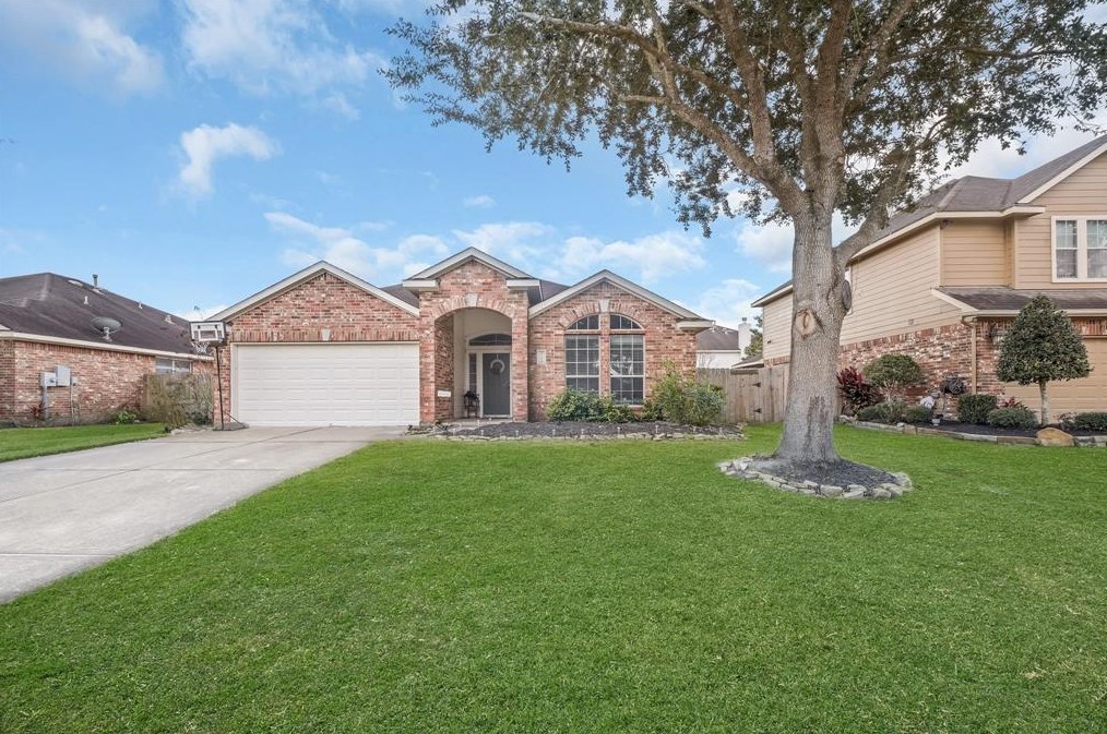 415 Magnolia Estates Dr, League City, TX 77573-4642