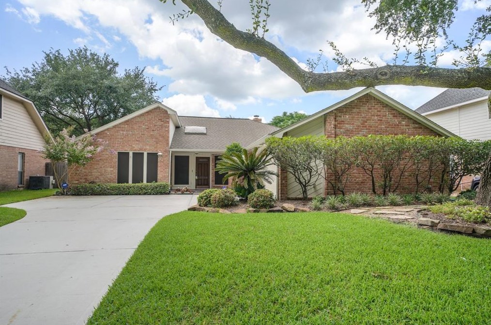 12518 Meadow Lake Dr, Houston, TX 77077