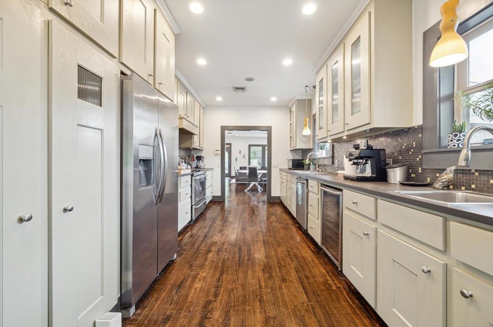 2416 White Oak Dr, Houston TX  77009-7322 exterior