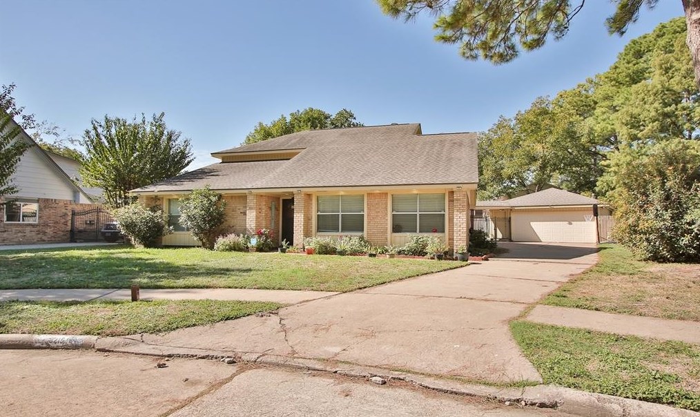 8215 Riverglade Dr, Houston, TX 77095