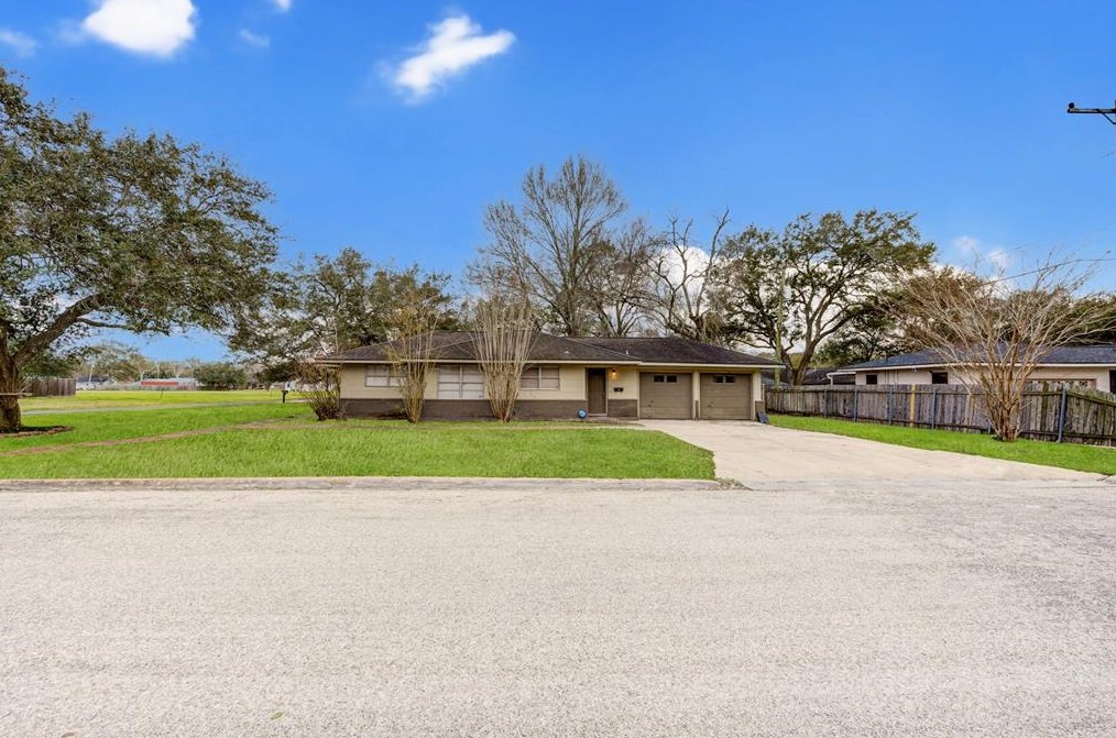 1101 Center St, Jones Creek, TX 77437