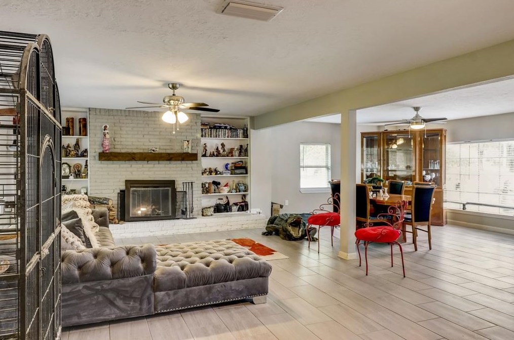 561 Brandon Rd, Conroe, TX 77302-3771