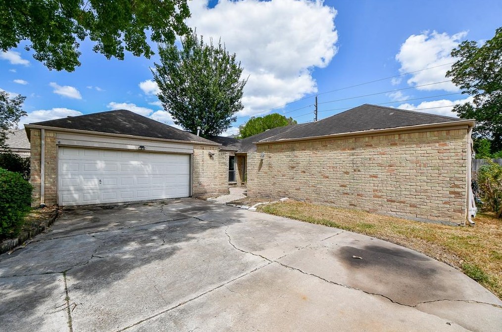 7107 Las Brisas Dr, Houston, TX 77083-4321