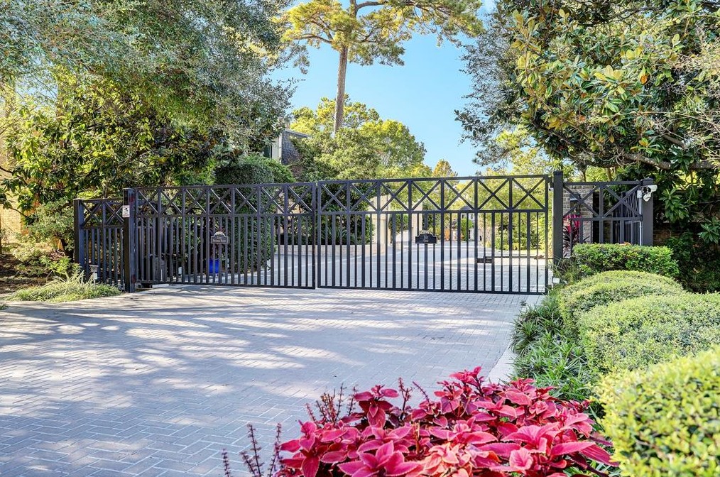10158 Memorial Dr, Houston, TX 77024-3219