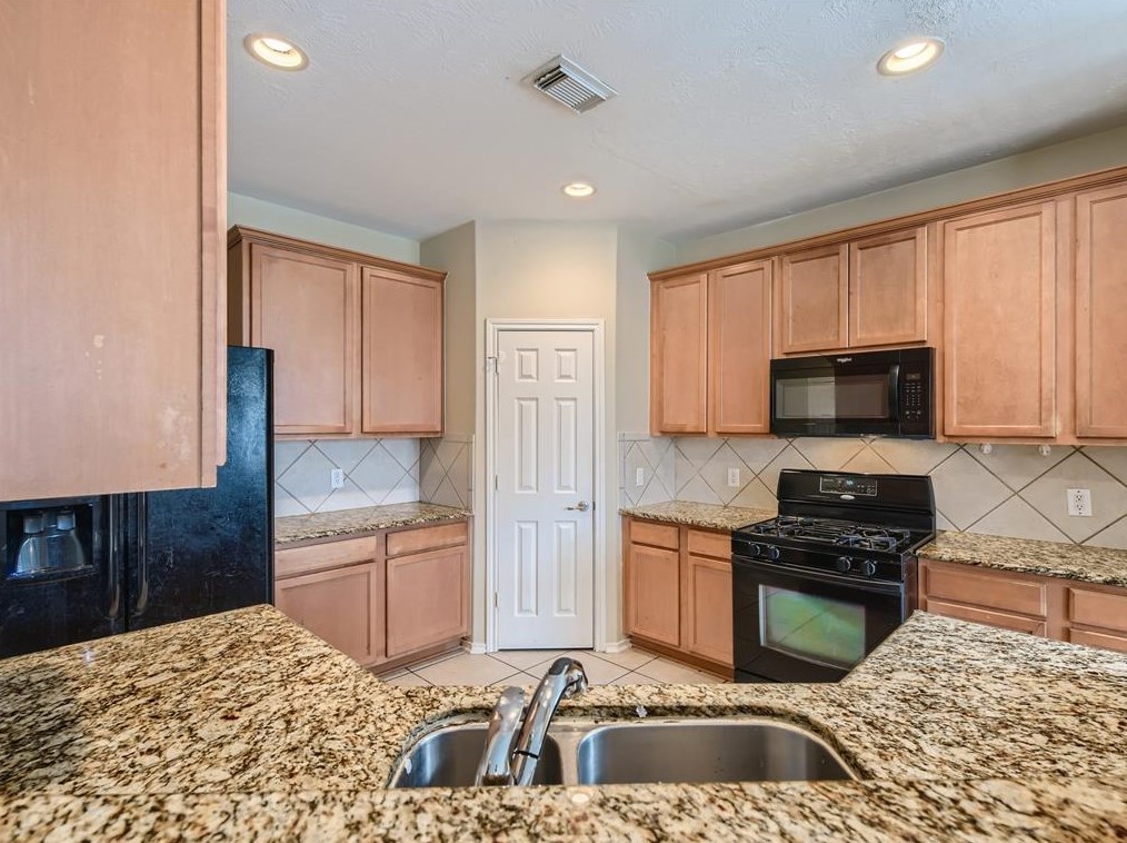 6731 Chester Oak Dr, Houston TX  77083-2644 exterior