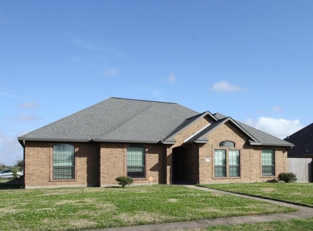 101 Goldfinch Ct, Richwood, TX 77566
