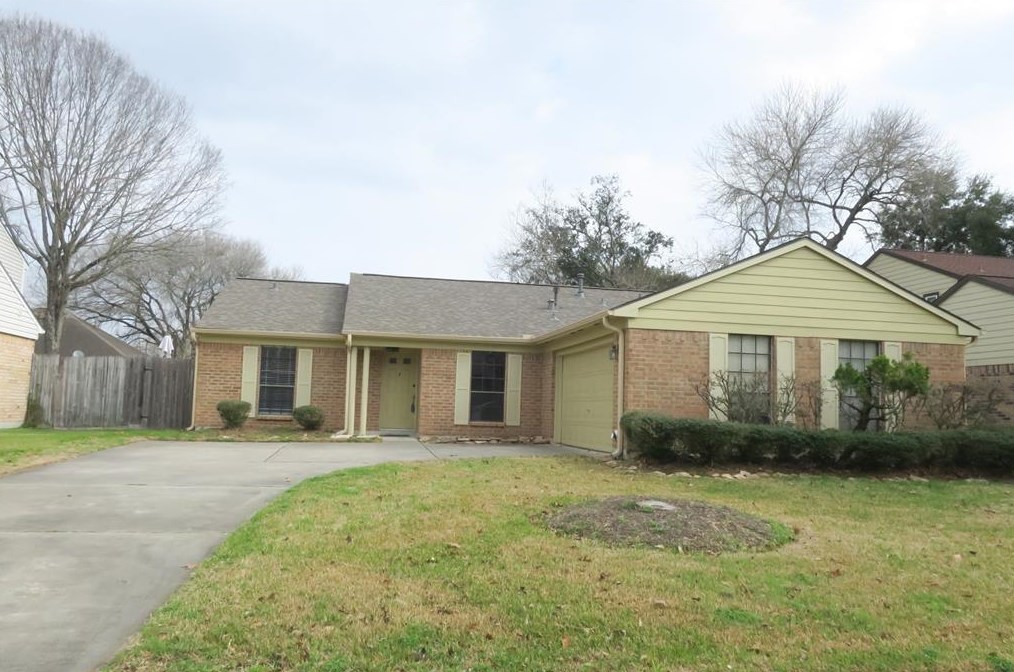 15743 Pipers View Dr, Houston, TX 77598