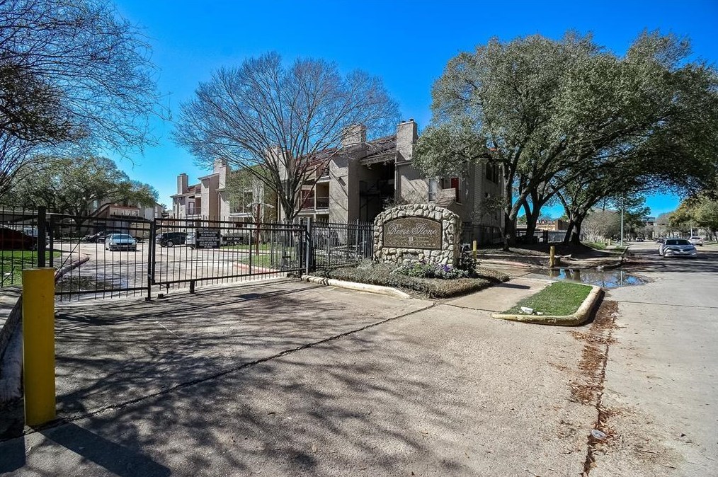 10855 Meadowglen Ln, Houston TX  77042-4000 exterior