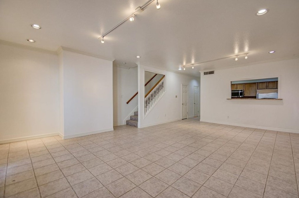 568 Wilcrest Dr, Houston TX  77042-1076 exterior