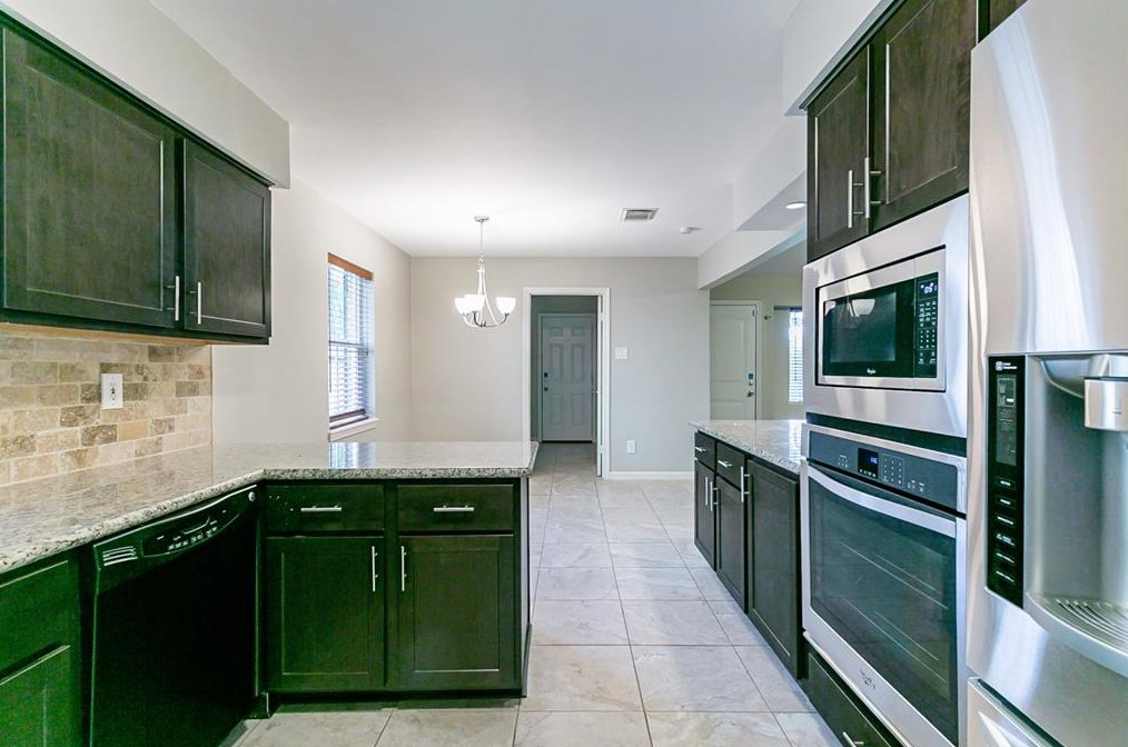 7714 Twin Hl Dr, Houston TX  77071-1323 exterior