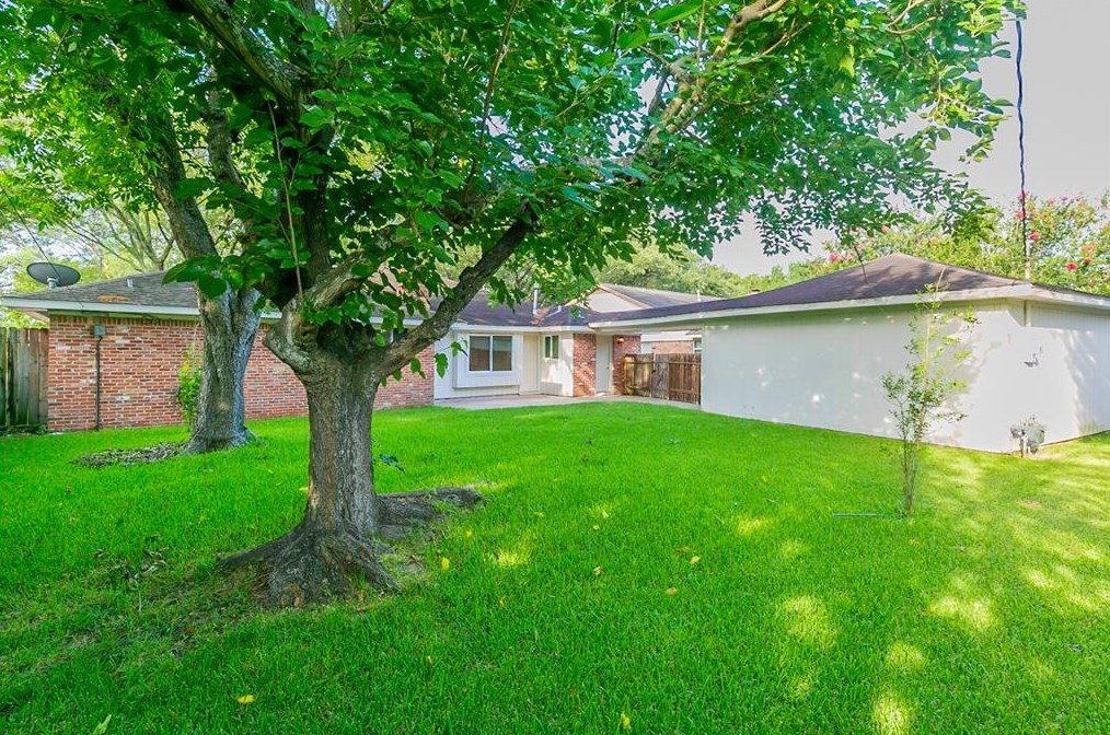 7714 Twin Hl Dr, Houston TX  77071-1323 exterior