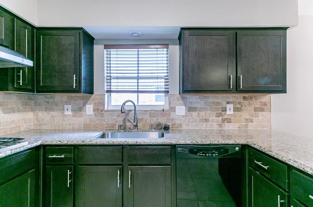 7714 Twin Hl Dr, Houston TX  77071-1323 exterior