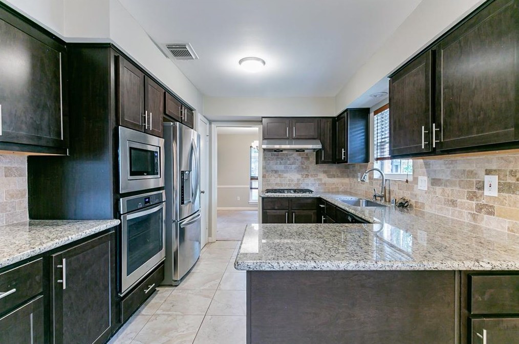 7714 Twin Hills Dr, Houston TX  77071-1420 exterior