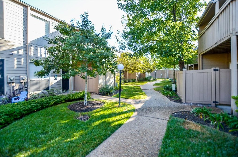 2379 Briarwest Cir, Houston, TX