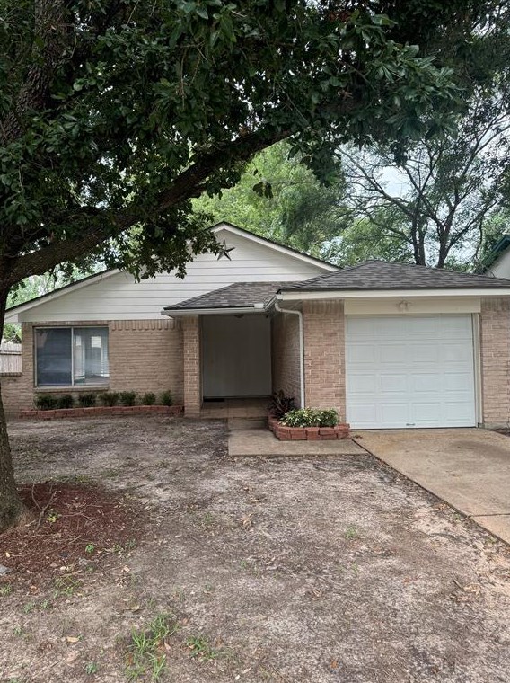 12611 Summer Mill Dr, Houston, TX 77070-5071