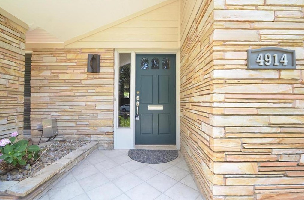 4914 Glenmeadow Dr, Houston TX  77096-4210 exterior