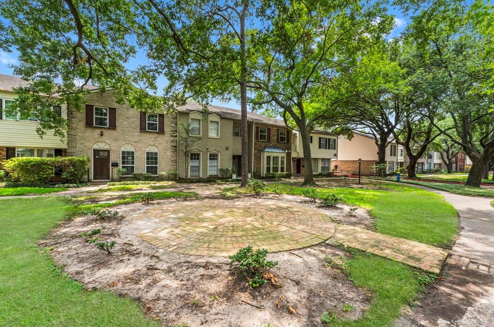 12931 Trail Hollow Dr, Houston TX  77079-3799 exterior