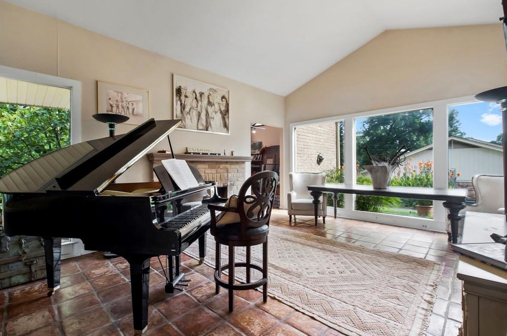 17 Fairway Dr, Conroe, TX 77304