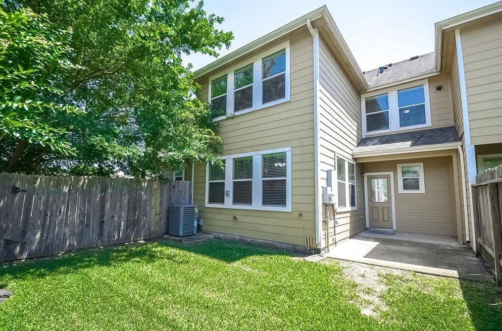 14206 Silver Hollow Ln, Houston, TX 77082-2157