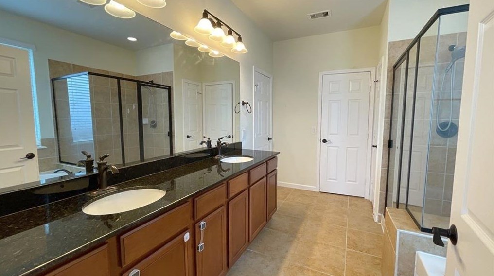 43 Canterborough Pl, Tomball TX  77375-3102 exterior