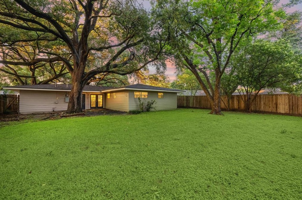 5603 Libbey Ln, Houston TX  77092-5043 exterior